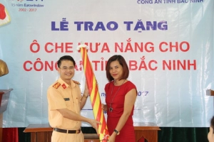  Eurowindow trao tặng ô che mưa che nắng cho Phòng CSGT tỉnh Bắc Ninh