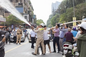  Tuyên dương những người hùng hỗ trợ người dân chống giặc lửa tại KTT Khương Thượng
