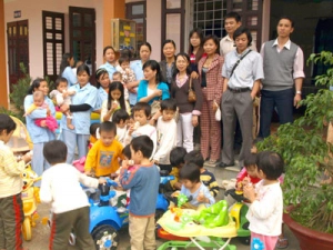  Eurowindow tặng quà cho trung tâm nuôi dưỡng trẻ em bị nhiễm HIV ở Ba Vì - Hà Tây