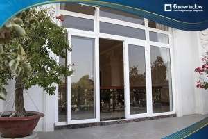  Cửa nhựa lõi thép có bền không? So sánh với cửa nhôm, gỗ, thép