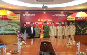  100 chiếc ô che mưa, nắng đã được trao tận tay CSGT tỉnh Phú Thọ và thành phố Việt Trì