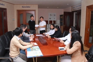  Showroom Eurowindow Láng Hạ: Biểu dương, khen thưởng các Nhân viên Kinh doanh hoàn thành vượt doanh số 2015
