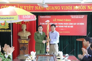 Eurowindow tặng ô cho Trung đoàn Cảnh sát Cơ động Công an Thành phố Hà Nội