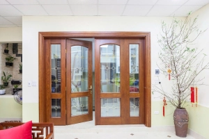  Vì sao nhiều gia đình chọn lắp đặt cửa kính cường lực khung gỗ