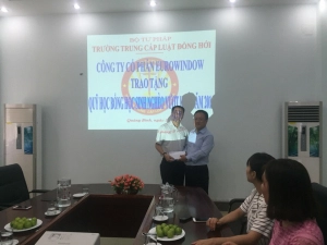  Eurowindow trao học bổng cho sinh viên trường Trung cấp Luật Đồng Hới