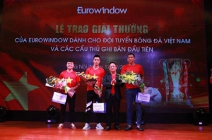  Chưa đầy 48h vô địch, Eurowindow trao tận tay phần thưởng cho các người hùng