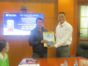  Anh Trương Việt Dũng là NVKD thứ 2 của miền Bắc được tặng IPhone 5