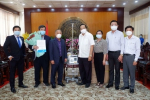  Eurowindow Holding trao tặng tỉnh Long An hơn 40 máy thở hỗ trợ chống dịch Covid