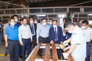  CHỦ TỊCH UBND THÀNH PHỐ HÀ NỘI THĂM VÀ TẶNG QUÀ CÔNG NHÂN LAO ĐỘNG EUROWINDOW