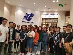  Sinh viên trường ĐH Kinh tế quốc dân thăm quan văn phòng Eurowindow