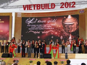  Khách hàng quan tâm đến chương trình khuyến mãi đặc biệt của Eurowindow tại triển lãm Vietbuild Tp. Hồ Chí Minh 2012