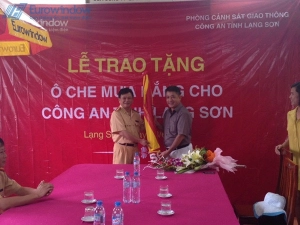  Eurowindow tiếp tục trao 250 chiếc ô che mưa, che nắng cho lực lượng CSGT