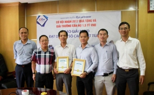 Chi nhánh Hồ Chí Minh trao thưởng cho NVKD xuất sắc tuần 2,3