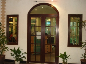  Cửa nhựa cao cấp dán Laminate vân gỗ có gì ưu việt hơn cửa gỗ