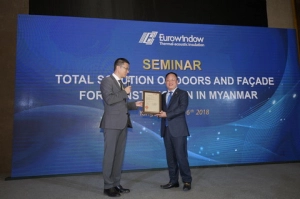  Roto Frank trao chứng nhận hợp tác lâu dài với Eurowindow tại Việt Nam