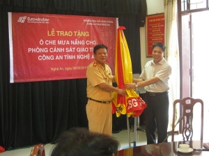  Eurowindow trao tặng ô cho CSGT tỉnh Nghệ An