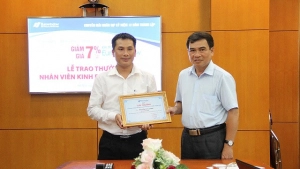  Nguyễn Duy Lương nhận giải NVKD xuất sắc