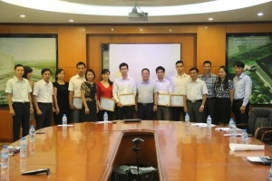  Trao thưởng cho NVKD xuất sắc trong phong trào thi đua từ 1/5 đến 31/7/2014