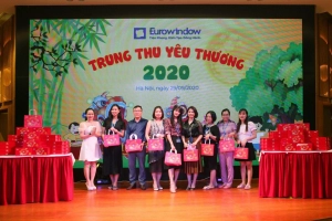  Eurowindow trao tặng quà cho con CBNV nhân dịp Tết đoàn viên