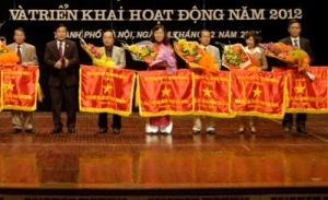  Eurowindow vinh dự được tặng Cờ “Đơn vị xuất sắc phong trào thi đua”