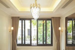  Nhà phố nên dùng cửa nhôm hay cửa gỗ? Gợi ý lựa chọn phù hợp cho từng không gian