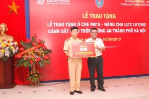  Eurowindow và Melinh PLAZA tiếp tục trao tặng 500 ô che mưa, nắng cho Phòng CSGT Công an TP.Hà Nội