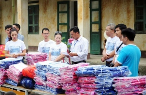  Eurowindow Holding tặng quà cho học sinh nghèo huyện Bát Xát, Lào Cai