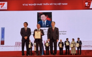  Doanh nhân Nguyễn Cảnh Hồng đón nhận danh hiệu “Vì sự phát triển đô thị Việt Nam”