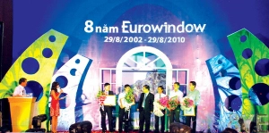  Trao thưởng cho nhân viên bán hàng giỏi nhân kỷ niệm 8 năm thành lập Eurowindow