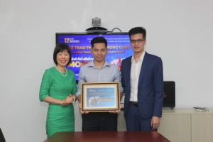  Trao thưởng nhân viên kinh doanh xuất sắc chung cuộc nhân kỷ niệm 17 năm thành lập công ty