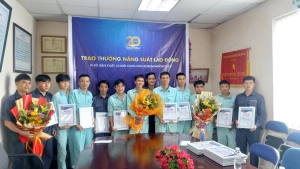  CHI NHÁNH MIỀN TRUNG VINH DANH, KHEN THƯỞNG CBNV XUẤT SẮC THÁNG 7-8-9/2022